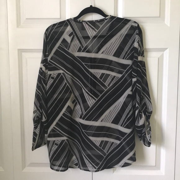 CHICO’S EASYWEAR BLACK AND WHITE TOP - Picture 5 of 5